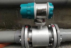 Electromagnetic flowmeter for water flow measurement Электромагнитный расходомер для измерения расхода воды