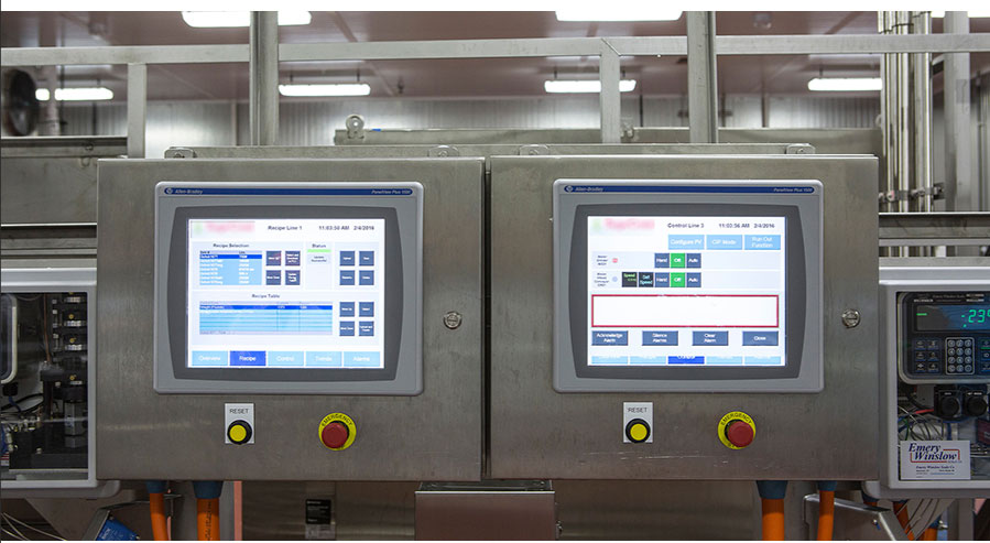 Выходы расходомера кетчупа поступают на ПЛК и АСУ ТП. ketchup flow meter outputs to PLC and DCS